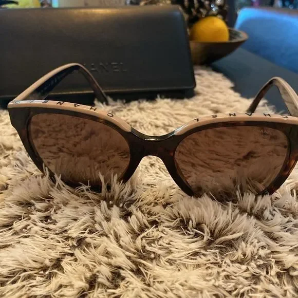NWOT Chanel Sunglasses tortoise polarized.Box and case included display picture 3